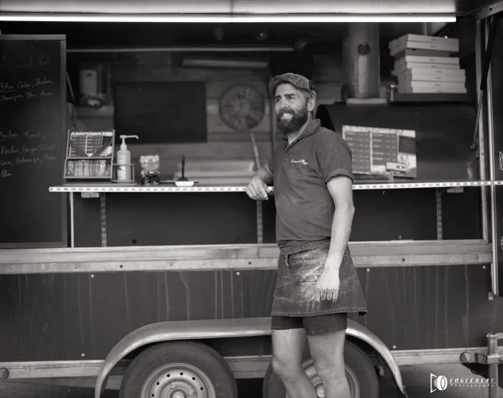 photo de la roulotte à pizza en noir et blanc