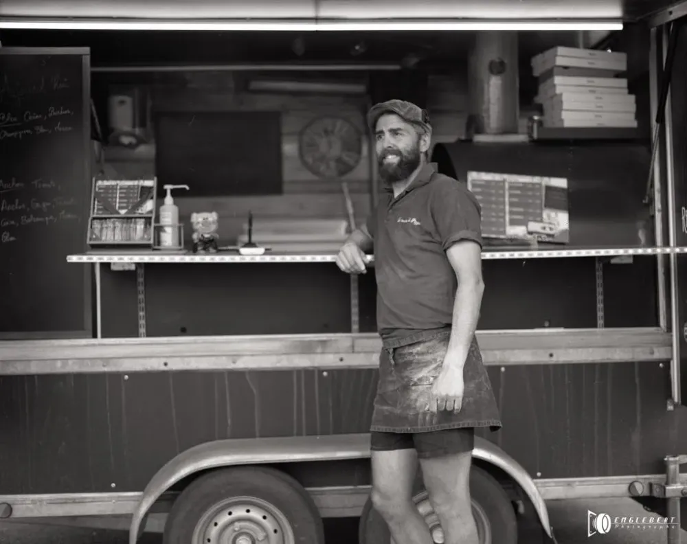 photo de la roulotte à pizza en noir et blanc