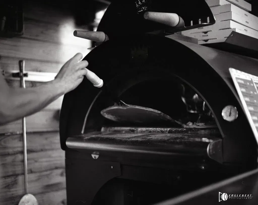 photo en noir et blanc la roulotte à pizza poele  bois