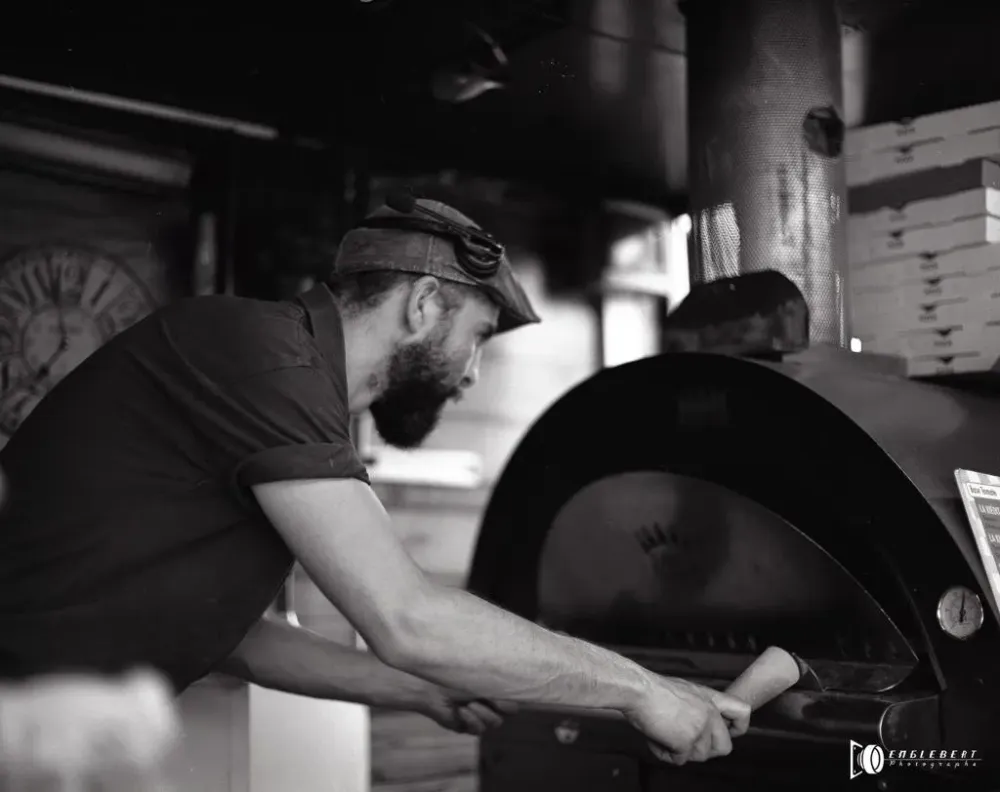 photo noir et blanc de la roulotte à pizza (2)